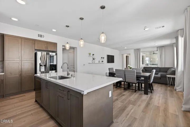 18-web-or-mls-Upmarketmedia_2850Wag402-0