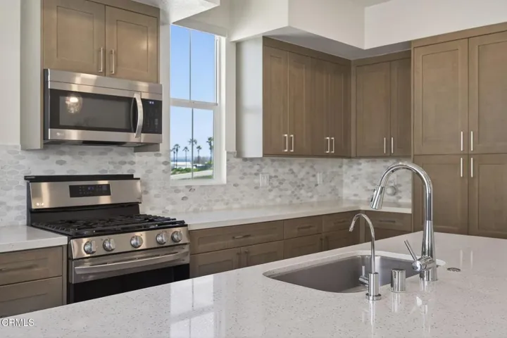 16-web-or-mls-Upmarketmedia_2850Wag402-0