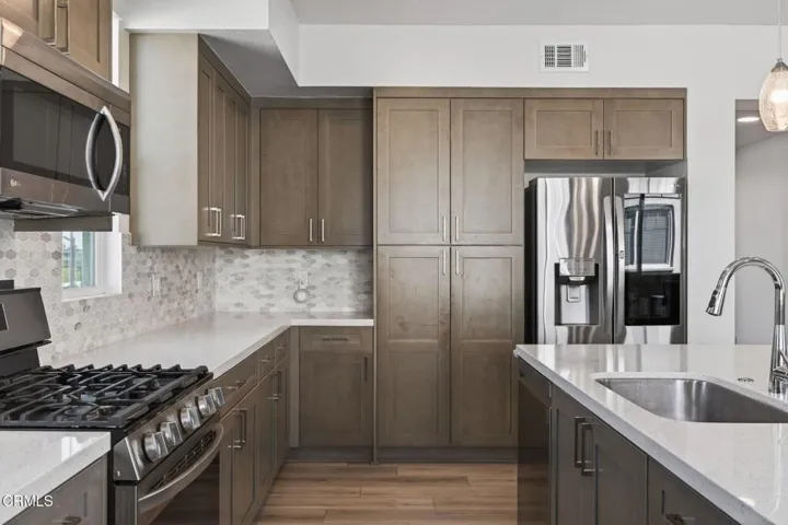 17-web-or-mls-Upmarketmedia_2850Wag402-0