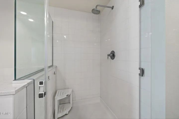 28-web-or-mls-Upmarketmedia_2850Wag402-0