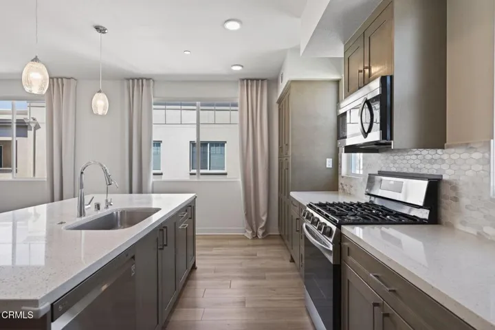 19-web-or-mls-Upmarketmedia_2850Wag402-0