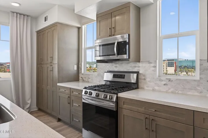 20-web-or-mls-Upmarketmedia_2850Wag402-0