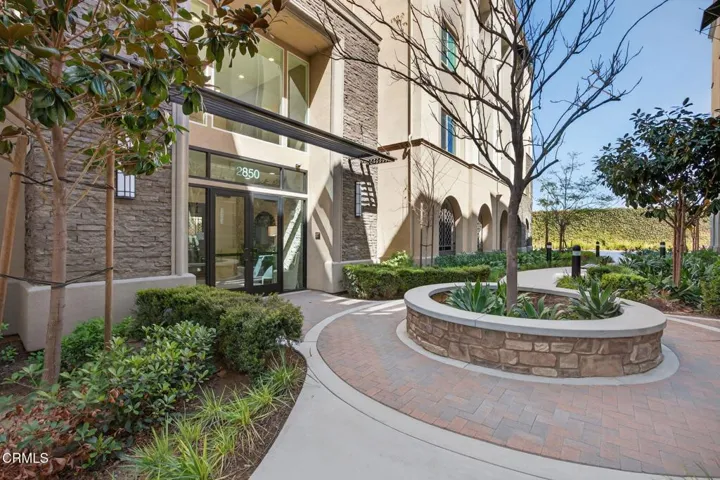 4-web-or-mls-Upmarketmedia_2850Wag402-01