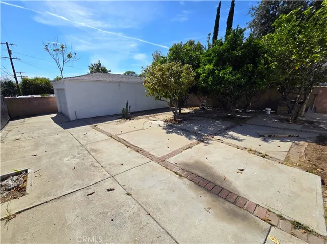 Large back yard for hosting.