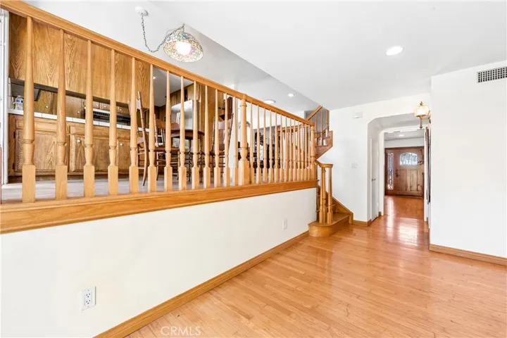 Den w view to breakfast Nook