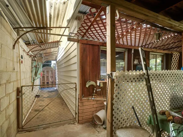 Walkway to the front driveway