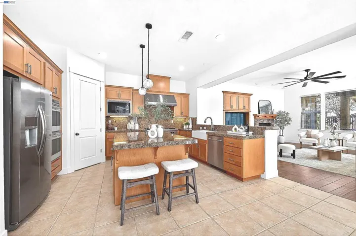 SPACIOUS WALK-IN PANTRY