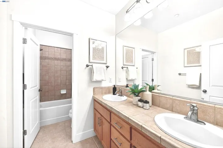 HALLWAY BATH WITH DOUBLE SINKS