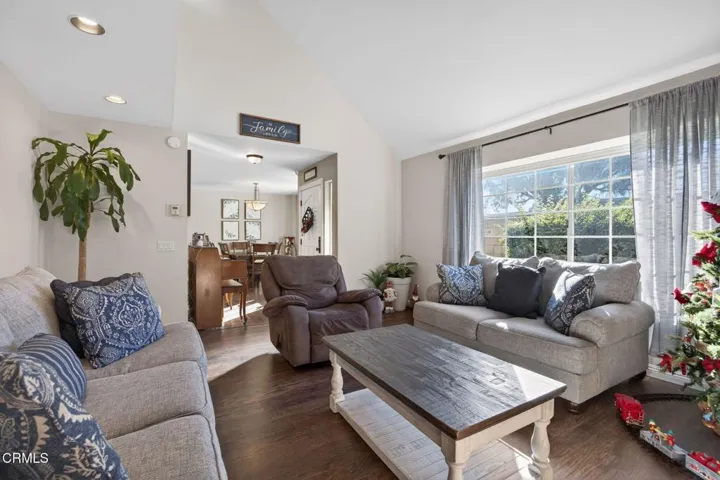 9-web-or-mls-Upmarketmedia_1327Joh-027