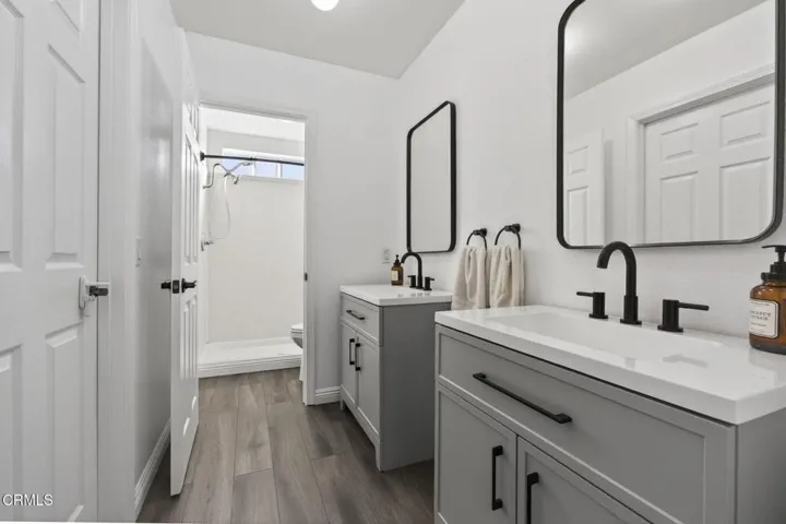 21-web-or-mls-Upmarketmedia_1327Joh-066