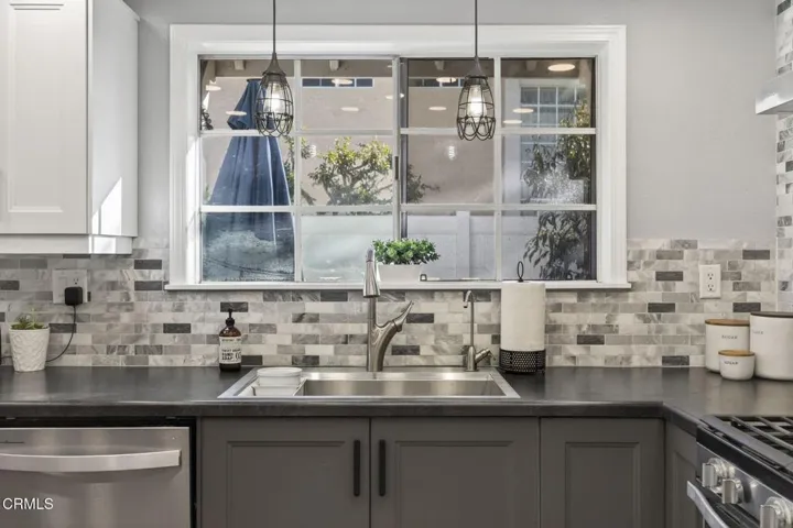 11-web-or-mls-Upmarketmedia_1327Joh-040