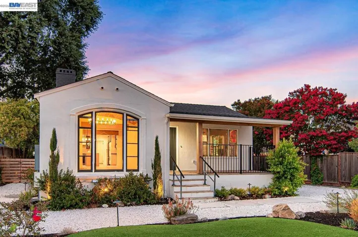 Modern 2 story living in Downtown Pleasanton