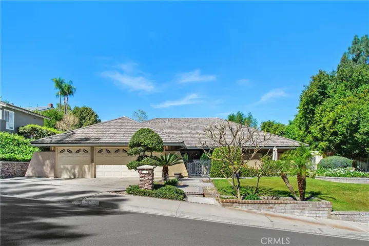 This single story home has ample living space, a 3 car garage, and is located close to transportation, shopping, and entertainment.