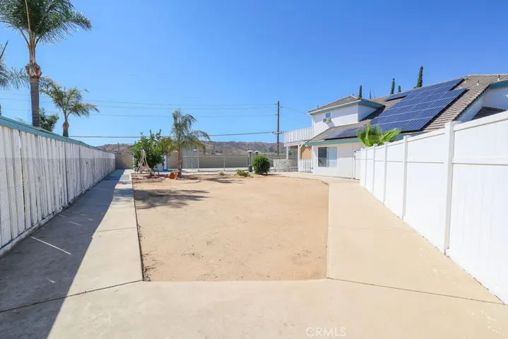 Large Backyard! Pre-paid Solar Panels until 2037!!!