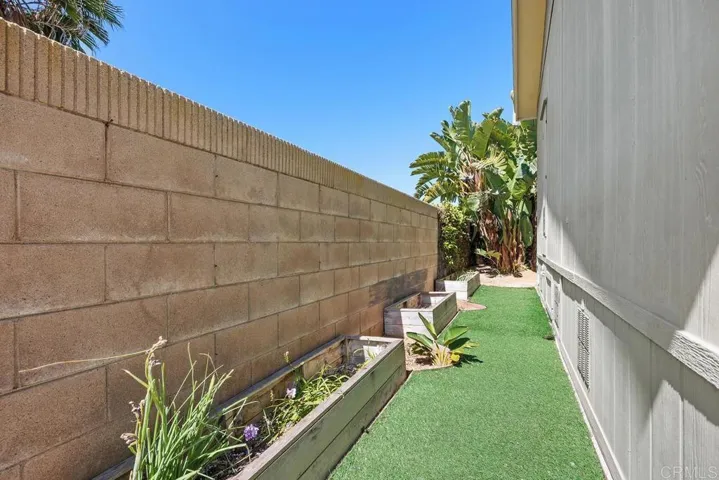 BAck yard area perfect for gardening!