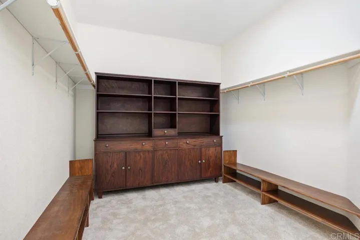 Spacious closet w/ built ins