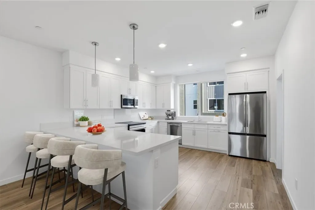 Large Kitchen with Peninsula Island