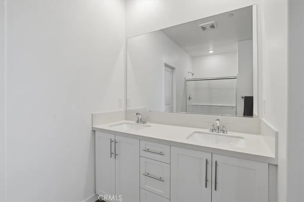 3rd Level Primary Suite En-suite Bathroom w/dual Vanity