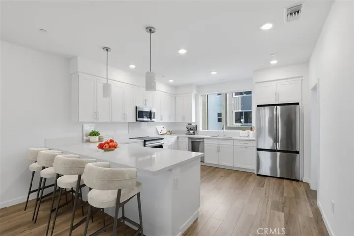 Large Kitchen with Peninsula Island