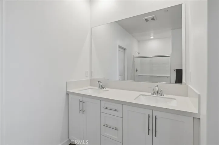 3rd Level Primary Suite En-suite Bathroom w/dual Vanity