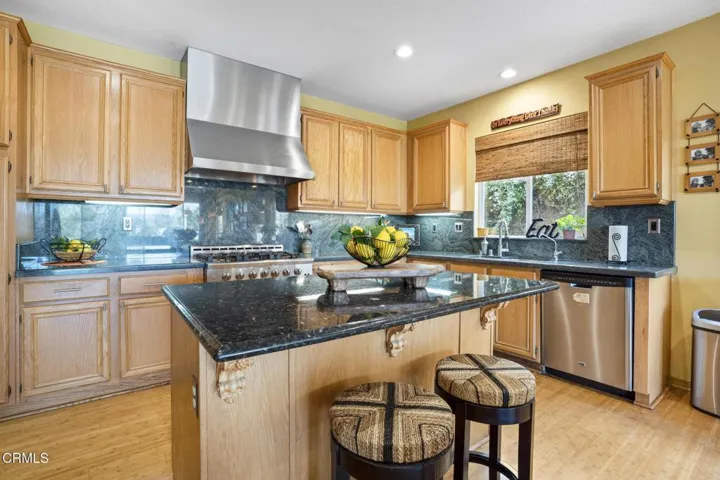 Kitchen with island / breakfast bar