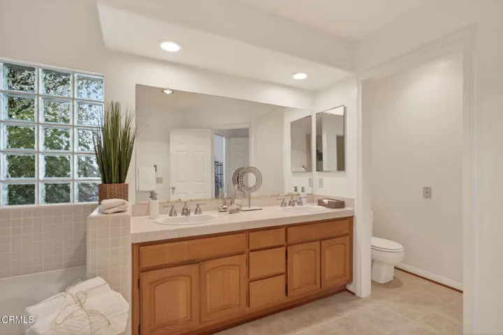 21-web-or-mls-Upmarket Media-2177Eas061