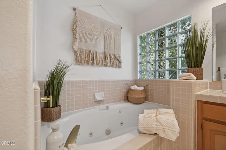 22-web-or-mls-Upmarket Media-2177Eas064