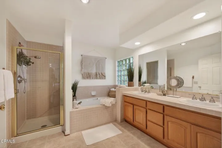 20-web-or-mls-Upmarket Media-2177Eas059