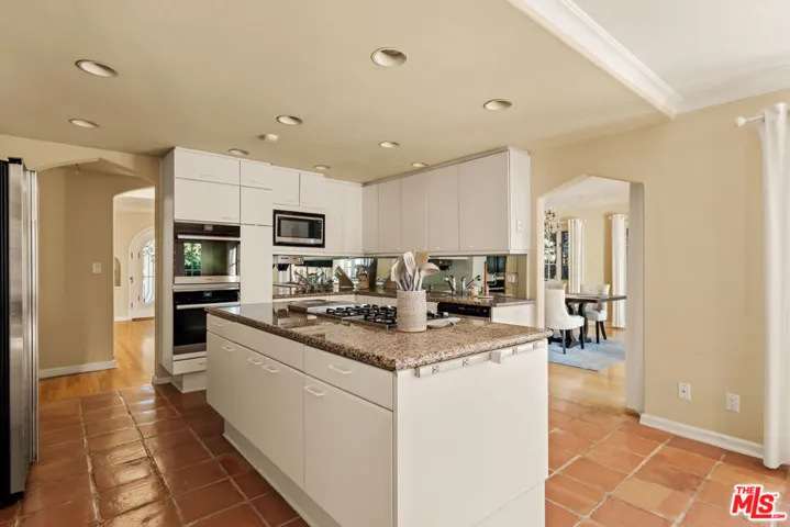 215 S Mccarty Drive, Beverly Hills, California 90212