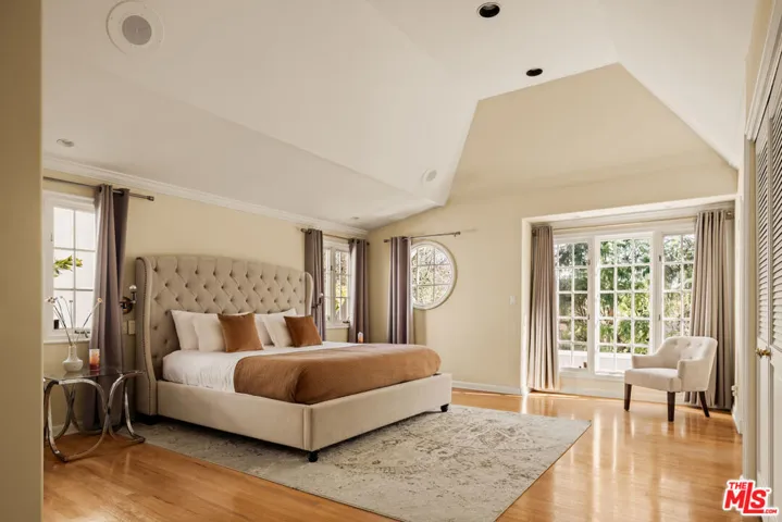 215 S Mccarty Drive, Beverly Hills, California 90212