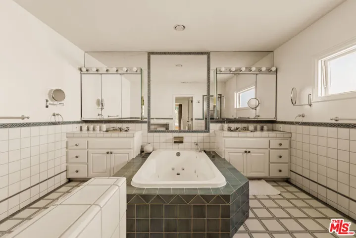 215 S Mccarty Drive, Beverly Hills, California 90212