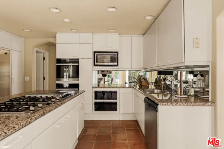 215 S Mccarty Drive, Beverly Hills, California 90212