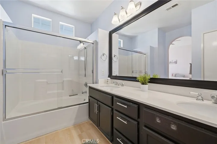 Tub/shower combo.