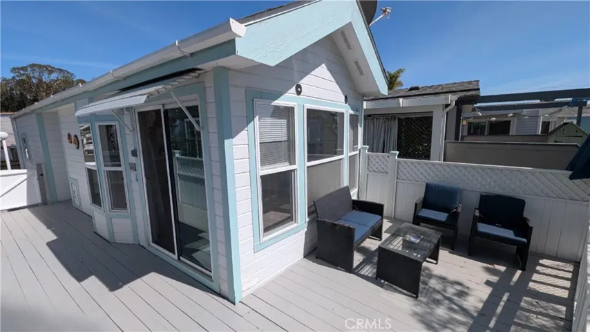 Expansive patio deck!