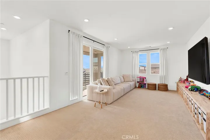 HUGE LOFT AREA