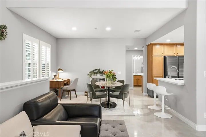 Seamless transition from living to dining