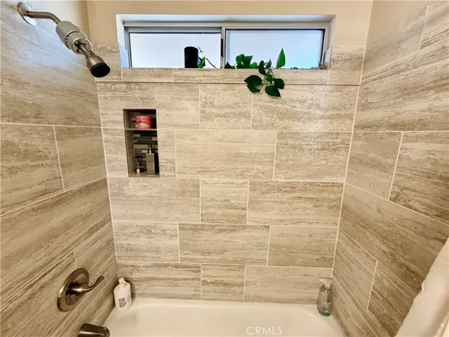 Primary- 2nd Bathroom/Shower Tub