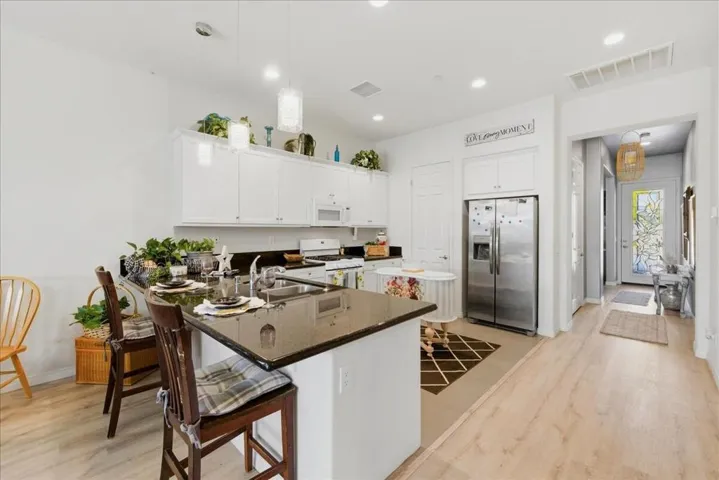 Kitchen w/ Island Seating