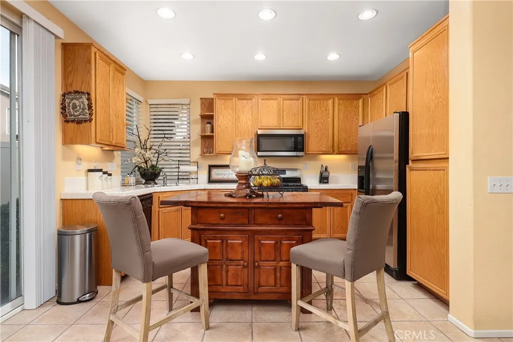 Kitchen & Movable Island