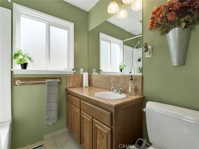 Primary En Suite Full Bathroom