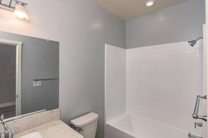 16_master_bathroom_1