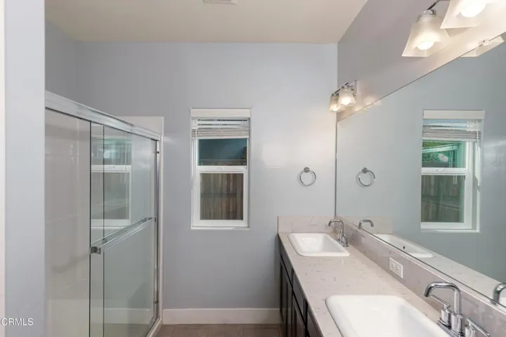 17_master_bathroom_2