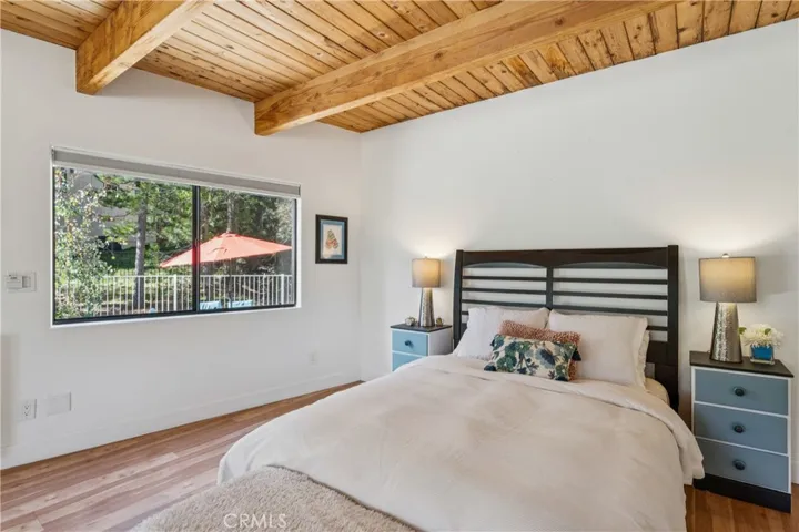 Queen bed but can accommodate a king-size bed
