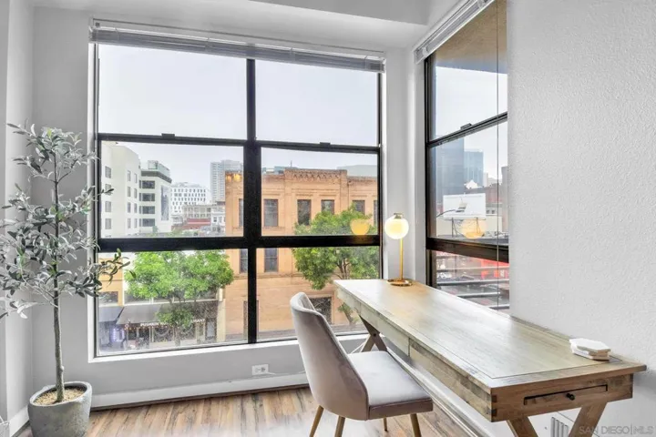 Great area for an office or reading nook looking out onto the vibrant Gaslamp district