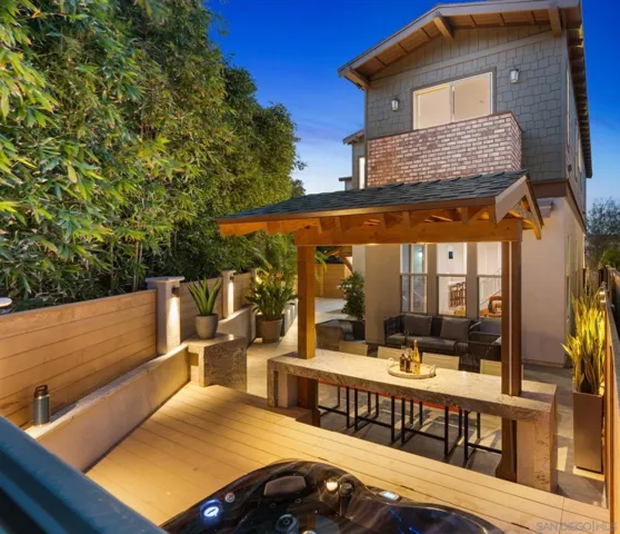 Ultra Private Entertainers Back Yard w/ Spa, Lounge Bar, Outdoor Kitchen
