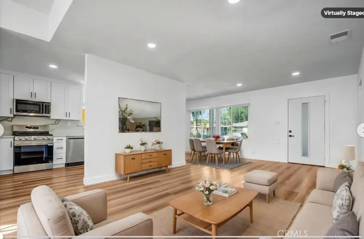 Virtual living room, facing front door