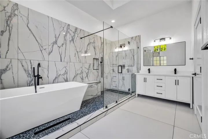 Upstairs bathroom, connected to master bedroom