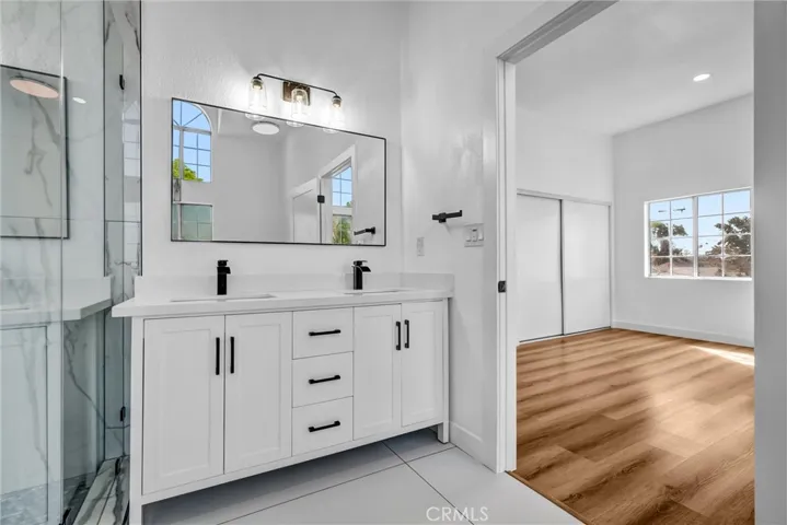 Upstairs bathroom, connected to master bedroom