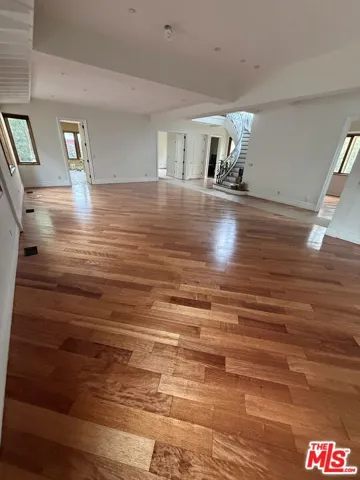 Bright living & dinning room