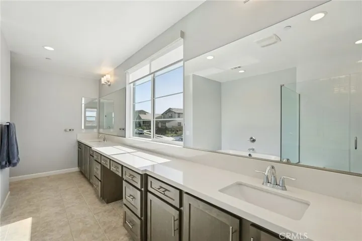 Primary Bathroom - Expansive double-sink vanity